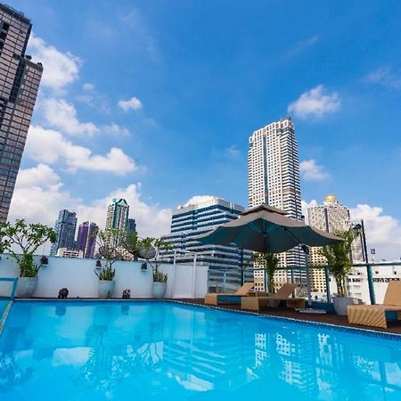 Sapphire Hotel Silom Бангкок Екстер'єр фото The pool at the rooftop of the hotel
