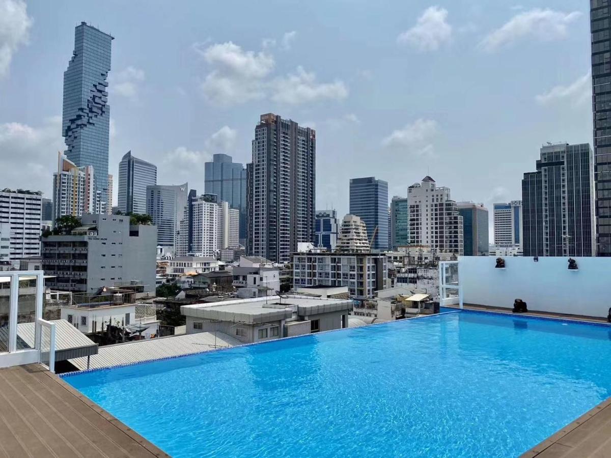 Sapphire Hotel Silom Бангкок Екстер'єр фото View of the city from the rooftop pool