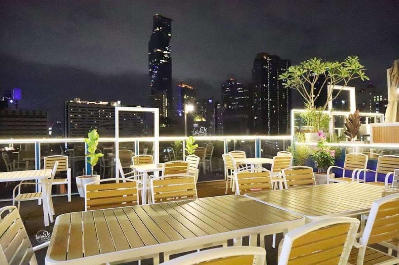 Sapphire Hotel Silom Бангкок Екстер'єр фото Rooftop bar at the hotel