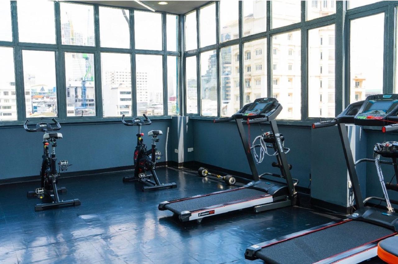 Sapphire Hotel Silom Бангкок Екстер'єр фото The gym at the hotel