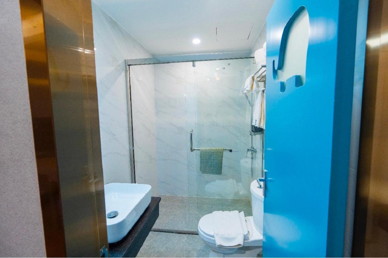 Sapphire Hotel Silom Бангкок Екстер'єр фото A shower cubicle in a hotel bathroom