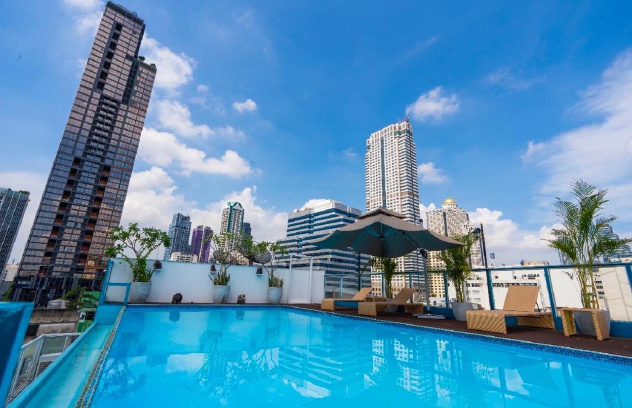 Sapphire Hotel Silom Бангкок Екстер'єр фото The pool at the rooftop of the hotel