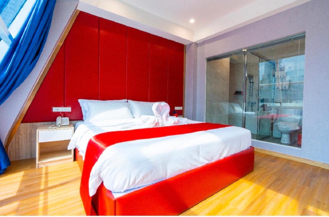 Sapphire Hotel Silom Бангкок Екстер'єр фото A room at the hotel