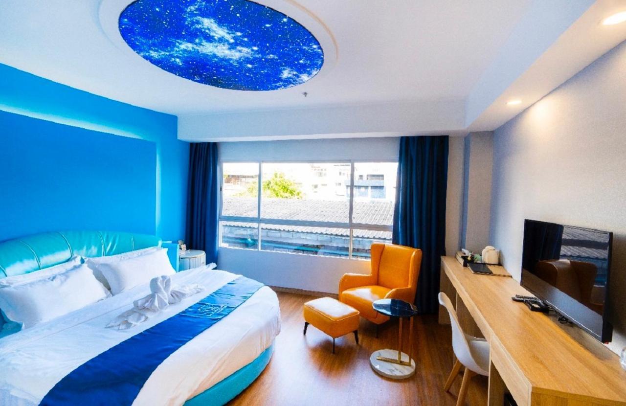 Sapphire Hotel Silom Бангкок Екстер'єр фото A room at the hotel