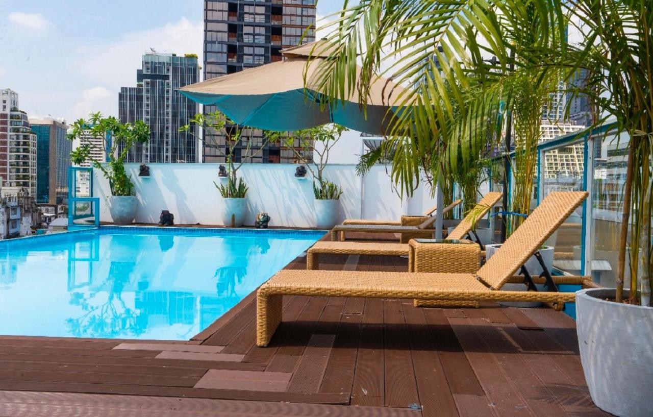 Sapphire Hotel Silom Бангкок Екстер'єр фото Rooftop pool at the hotel