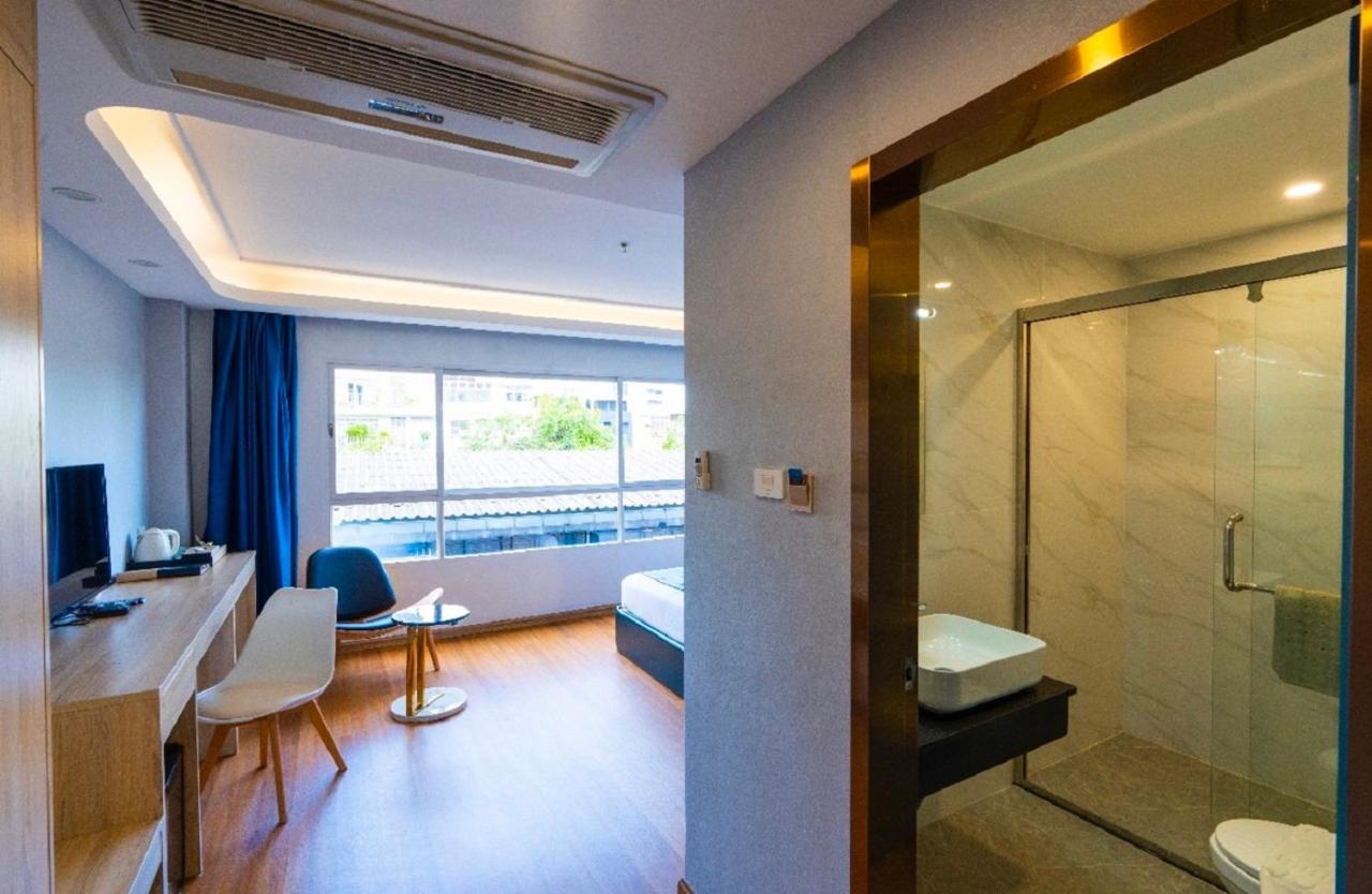 Sapphire Hotel Silom Бангкок Екстер'єр фото A room at the hotel