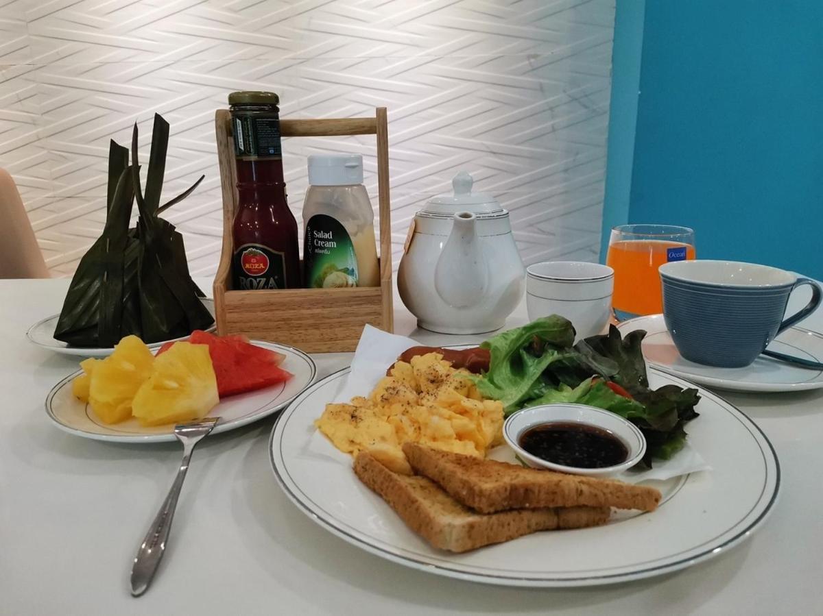 Sapphire Hotel Silom Бангкок Екстер'єр фото A breakfast set at a restaurant in Malaysia