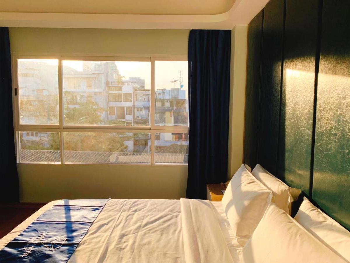 Sapphire Hotel Silom Бангкок Екстер'єр фото A room at the hotel