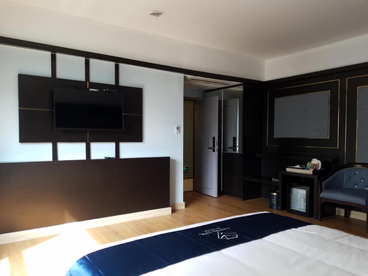 Sapphire Hotel Silom Бангкок Екстер'єр фото A room at the hotel