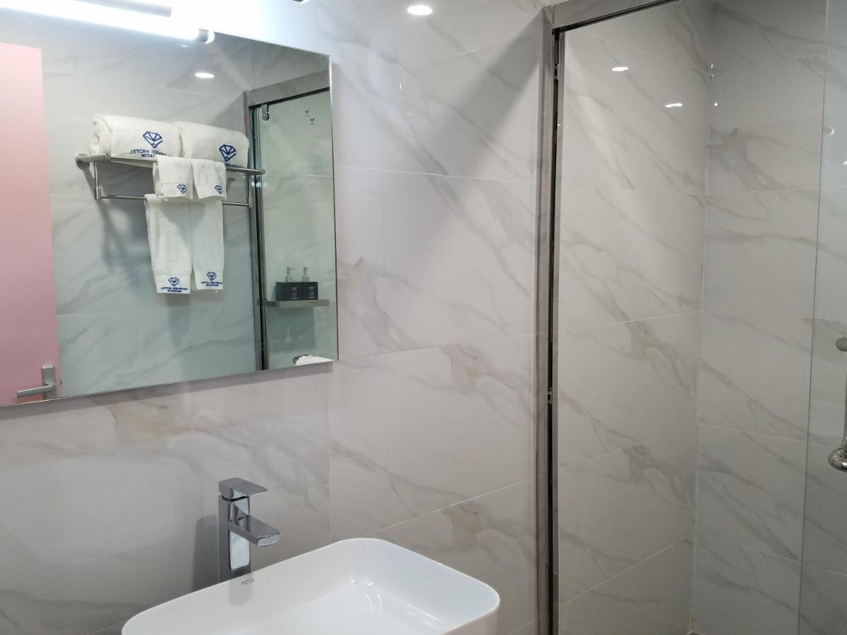 Sapphire Hotel Silom Бангкок Екстер'єр фото Bathroom